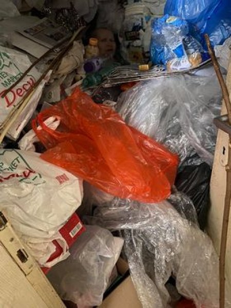 Жена вегетира под тонове боклуци в дома си в Марково, опитите да й се помогне - неуспешни