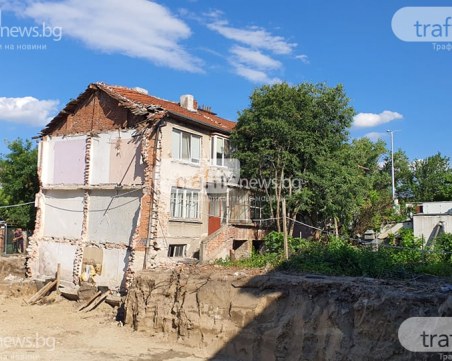 Къщата, която е пред срутване в Пловдив, едва ли може да се укрепи, строителите – отричат вина