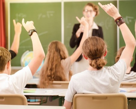 Помощ от 300 лв. за всички първолаци и осмокласници през новата учебна година