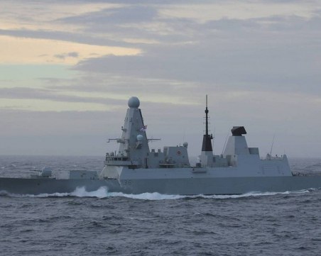 Руски кораби с предупредителен огън срещу британски разрушител в Черно море