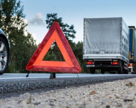 ТИР се обърна на АМ 