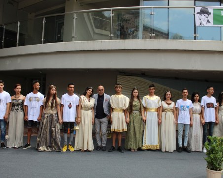 Ученици представиха антична мода на Римския стадион в Пловдив