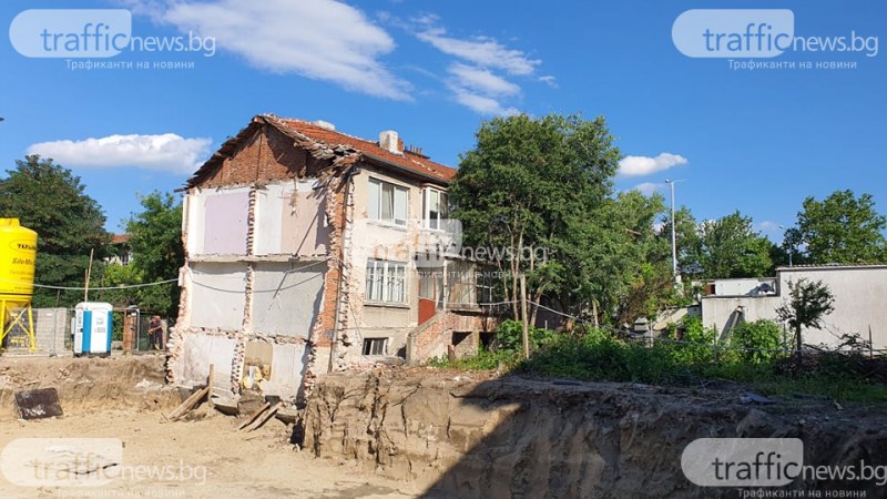 Къщата, която е пред срутване в Пловдив, едва ли може да се укрепи, строителите – отричат вина
