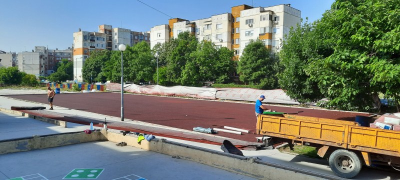 Обновяват спортна площадка в тракийско училище