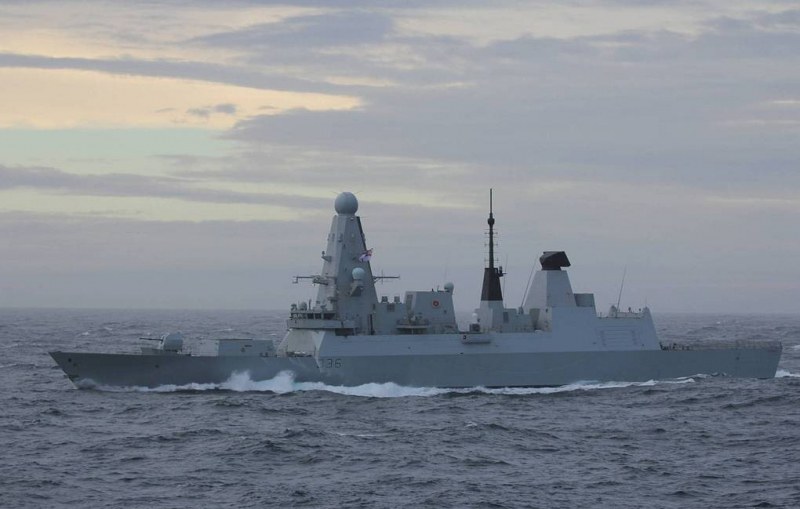 Руски кораби с предупредителен огън срещу британски разрушител в Черно море