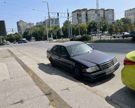 Забравен или зарязан? 6 месеца автомобил стои безпризорен на пловдивски булевард