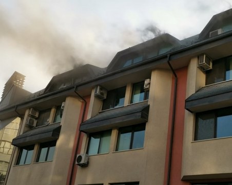 Пожар лумна в търговски център в Смолян