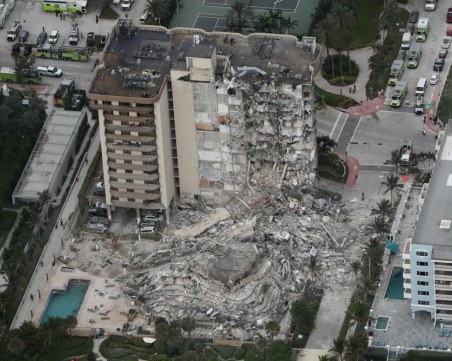 Срути се жилищна сграда в Маями, поне един човек е загинал