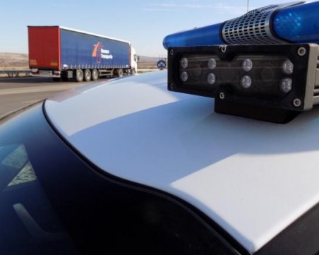 Товарен автомобил с дървени трупи се обърна на АМ Марица