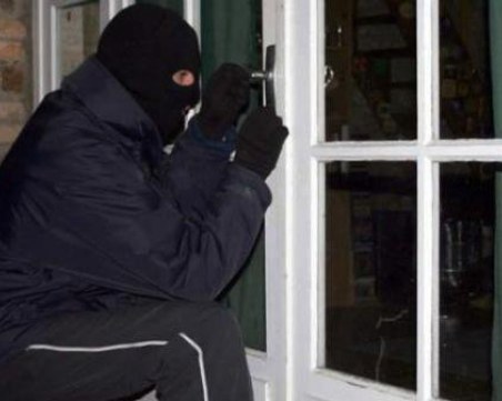 Задържаха апаш, нахлул в дома на възрастен мъж в Пловдив