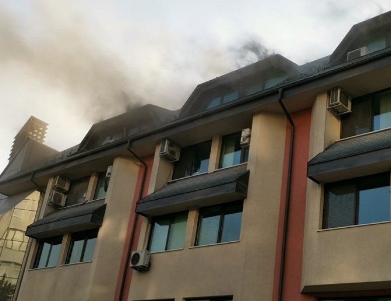 Пожар лумна в търговски център в Смолян