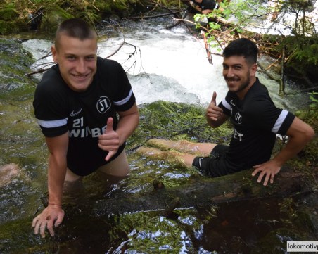 Играчите на Локомотив с възстановяване в ледените води на Говедарци