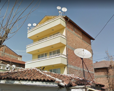 Обитатели на незаконна къща в Пловдив искат обезщетение, че се поболели след заповед за бутане на имота