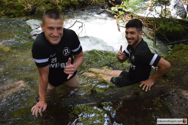 Играчите на Локомотив с възстановяване в ледените води на Говедарци