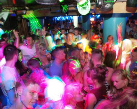 До 600 000 евро глоби за студенти, заразили се с COVID-19 на купони