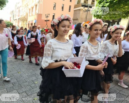 Главната ухае на рози, най-мощният глас поведе празнично шествие
