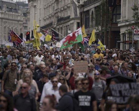 Хиляди излязоха по улиците срещу ковид ограниченията в Лондон