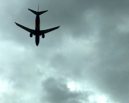 Мъж скочи от движещ се самолет и оцеля