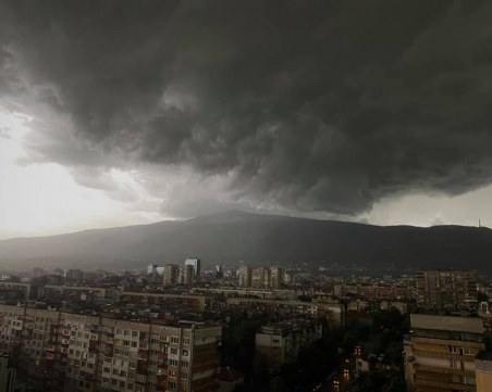 Силната буря не се размина и на София