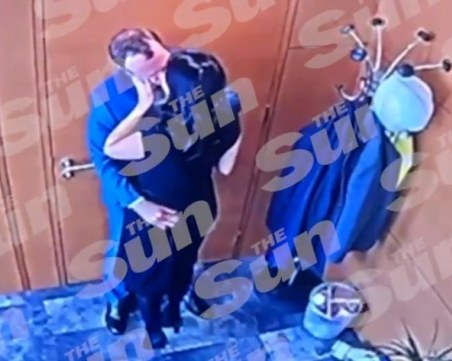 Целувка може да струва поста на британския здравен министър Мат Хенкок, който бе хванат с пиарката му