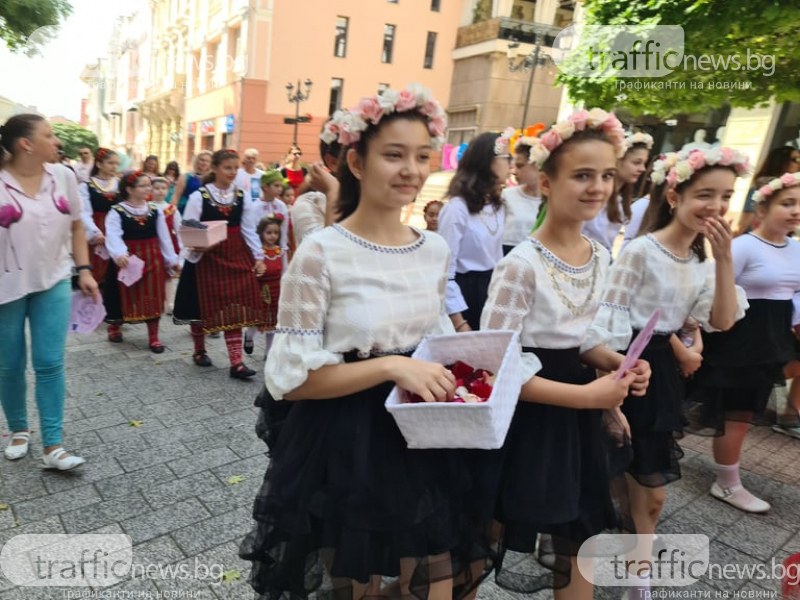 Главната ухае на рози, най-мощният глас поведе празнично шествие