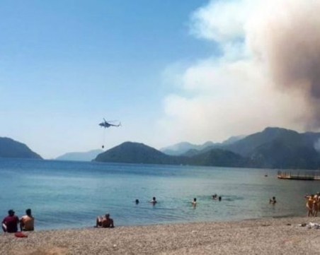 Един човек загина при пожар до плаж в курорта Мармарис