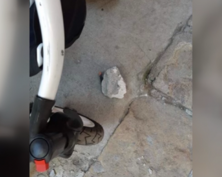 Мазилка се стовари на сантиметри от бременна жена в София