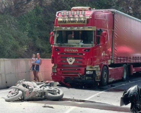 Тир и мотор се блъснаха на пътя Кричим-Девин, на място има линейка