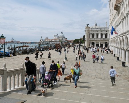 Без маски на открито от днес в Италия