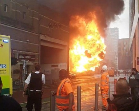 Огромен пожар до метростанция в Лондон