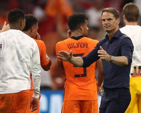 Уволняват Де Бур до края на деня