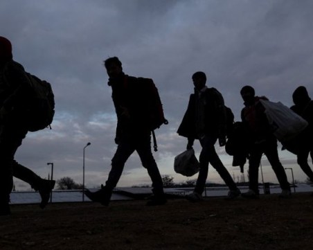 Заловиха група от 69 мигранти край Ихтиман