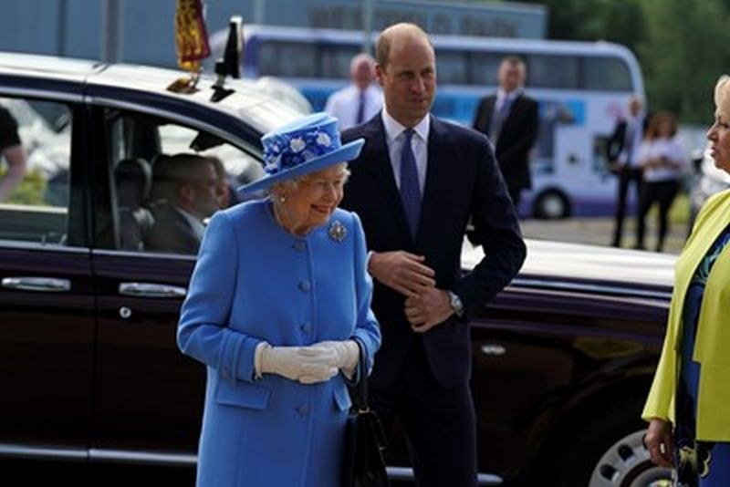 Кралица Елизабет и принц Уилям започнаха обиколка в Шотландия