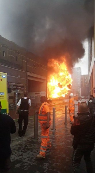 Огромен пожар до метростанция в Лондон