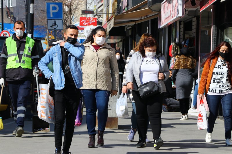 Падат редица ограничения срещу COVID в Турция