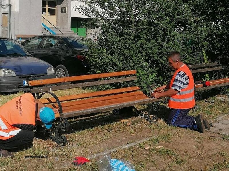 Ремонтират пейките в район