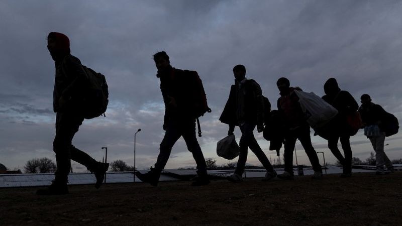 Заловиха група от 69 мигранти край Ихтиман