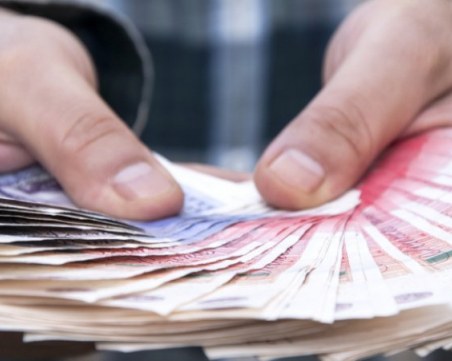 Пенсионер изгоря с 5 бона, дал ги на 