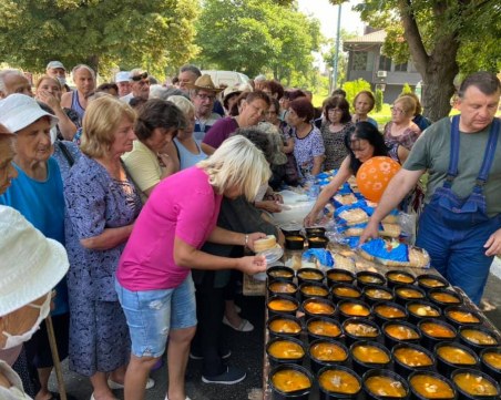 Раздадоха курбан за здраве в Стамболийски