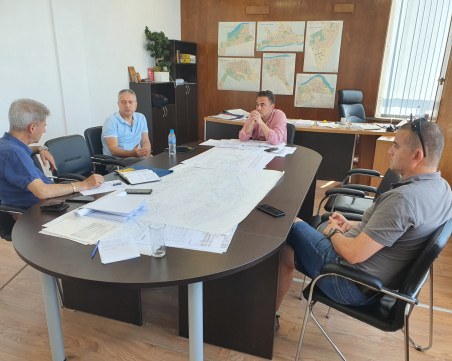 Смениха графика за работа на стадион 