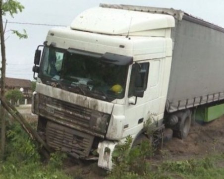 ТИР се преобърна, задръсти движението на АМ 