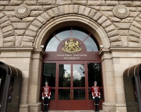 Туроператори на протест пред президентството днес