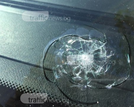 Вандал потроши две коли в Пловдив, издирват го