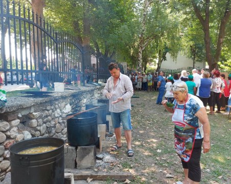 Ягодово посрещна Петровден с осем казана с курбан, кметът се включи в празника