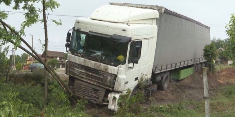 ТИР се преобърна, задръсти движението на АМ 