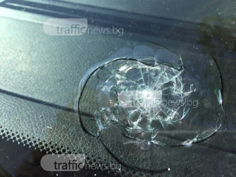 Вандал потроши две коли в Пловдив, издирват го