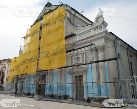 Незаконно: Облепят фасадата на храма