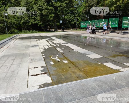 Жабунясал, мръсен и неработещ – новият фонтан на пл. 