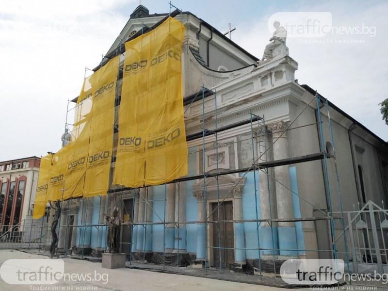 Незаконно: Облепят фасадата на храма 