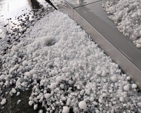 Градушка удари много места у нас, огромни ледени топки атакуваха Плевенско